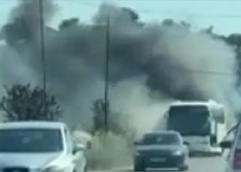 VIDEO/ Përfshihet nga flakët autobusi i turistëve në aksin Belsh-Elbasan, banorët fikin zjarrin me kova me ujë