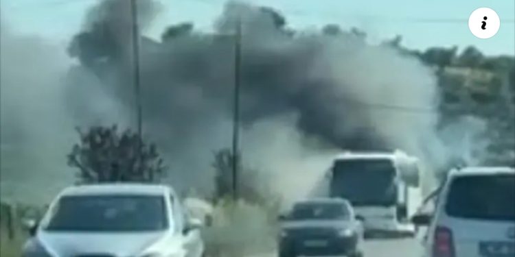 VIDEO/ Përfshihet nga flakët autobusi i turistëve në aksin Belsh-Elbasan, banorët fikin zjarrin me kova me ujë