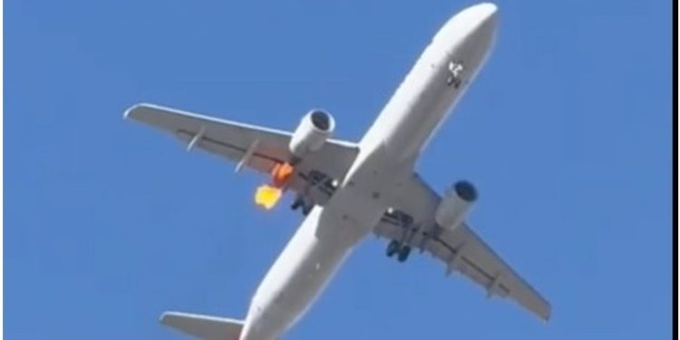 Panik në ajër, avionit i merr flakë një prej motorëve