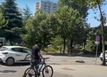 Aksidentoi tre të mitur që ecnin me monopatina, vihet në pranga shoferi