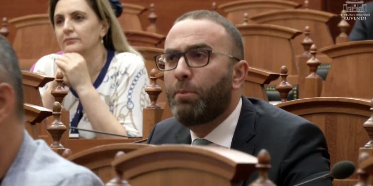 Shtyrja e raportimeve të institucioneve të pavarura/ Bardhi në Kuvend: Vendimi, shkelje flagrante e kushtetutës dhe të afateve që përcakton rregullorja