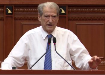 “Ky Biblën e lexon si Manifestin e Marksit!” Berisha drejtuar Toni Gogut: U nxive në Komisionin e Jashtëm të PE-së për atë që u tha për farsën elektorale