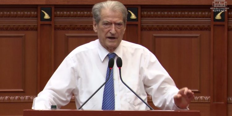 “Ky Biblën e lexon si Manifestin e Marksit!” Berisha drejtuar Toni Gogut: U nxive në Komisionin e Jashtëm të PE-së për atë që u tha për farsën elektorale