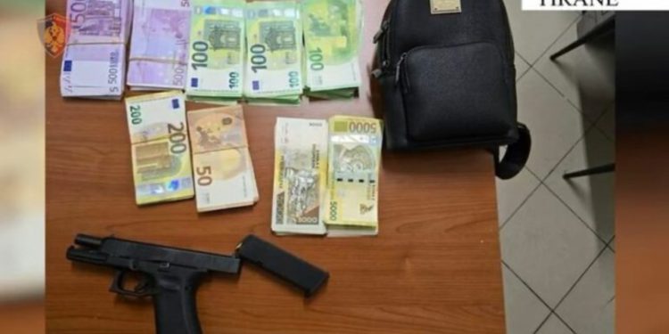 EMRI/ Operacioni “Kontigjenti”/ Goditen dy raste të armëmbajtjes pa leje në Tiranë, vihen në pranga dy persona, nën hetim edhe një tjetër