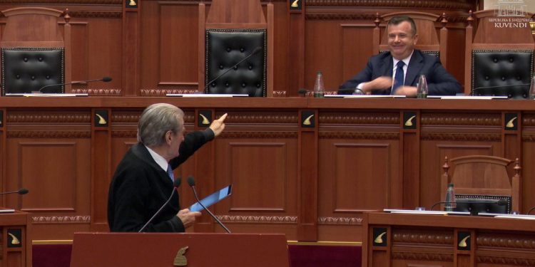 Berisha i përgjigjet Ballës në Kuvend: Je akuzuar me dokumente zyrtare në sallë gjyqi për trafikim dhe porosi vrasjeje