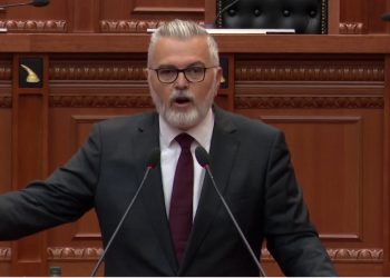 “200 mijë demokratë mungojnë në mbështetjen tuaj!” Gogu-opozitës: Jemi këtu për të punuar e votuar, jo për të vajtuar humbjen