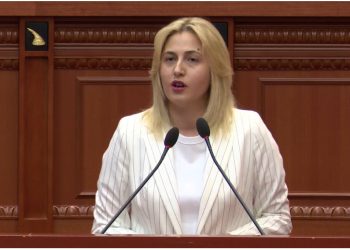 “Taulant Zarfi, sa zarfe ke plotësuar ti nuk ka plotësuar asnjë punonjës poste!” Zhupa: Ka patur shtet elektoral, shpërndau çdo të mirë elektorale