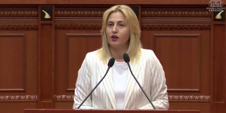 “Taulant Zarfi, sa zarfe ke plotësuar ti nuk ka plotësuar asnjë punonjës poste!” Zhupa: Ka patur shtet elektoral, shpërndau çdo të mirë elektorale