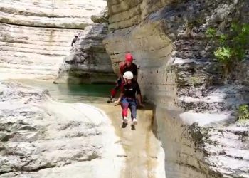 VIDEO/ Rama ‘ia faturon’ kanionet e Osumit Beratit, qytetarët e masakrojnë me komente: Mos bëni gafa të tilla, mësoni gjeografinë se është turp