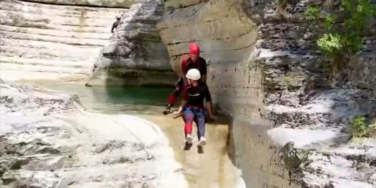 VIDEO/ Rama ‘ia faturon’ kanionet e Osumit Beratit, qytetarët e masakrojnë me komente: Mos bëni gafa të tilla, mësoni gjeografinë se është turp