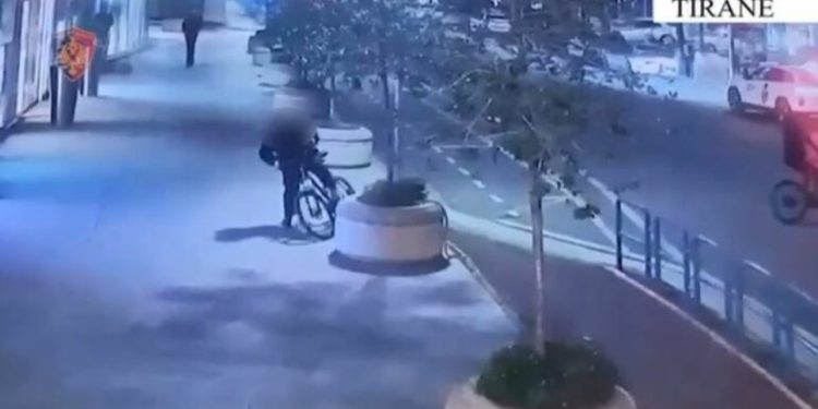Zbardhen 10 raste të vjedhjeve në Tiranë/ Një i arrestuar dhe një i proceduar, ja momenti kur autorët grabisnin biçikleta dhe motomjete elektrike