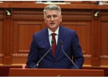 “Pse po e shndërrojmë madhështinë në harresë?” Gjekmarkaj në Kuvend: I kemi një borxh Ismail Kdaresë, ja tre kërkesat e mia