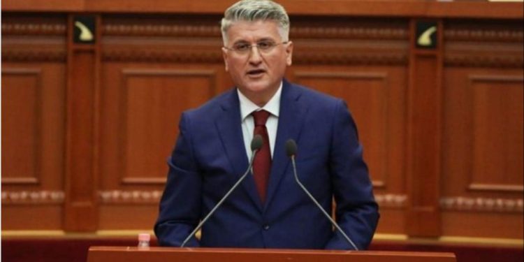 “Pse po e shndërrojmë madhështinë në harresë?” Gjekmarkaj në Kuvend: I kemi një borxh Ismail Kdaresë, ja tre kërkesat e mia