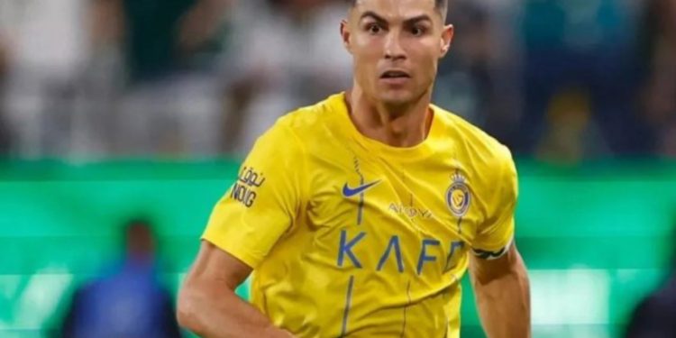 Al Nassr e “vesh me ar” Ronaldon/ 550,000 euro pagë ditore, aksione në klub, avion privat dhe 16 punonjës në vilën e tij!