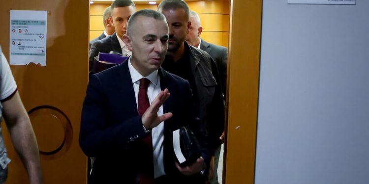 “Nuk kam interes pasuror në Gjirin e Lalzit!” Ish-prokurori Ndoja në GJKKO, tregon bisedën me babain e Julian Meçes: Një djalë ke, hiqe nga Shqipëria