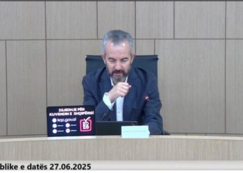 Zgjedhjet/ KQZ shpërndan mandatet për deputetët e qarkut Berat, Dibër, Shkodër dhe Vlorë