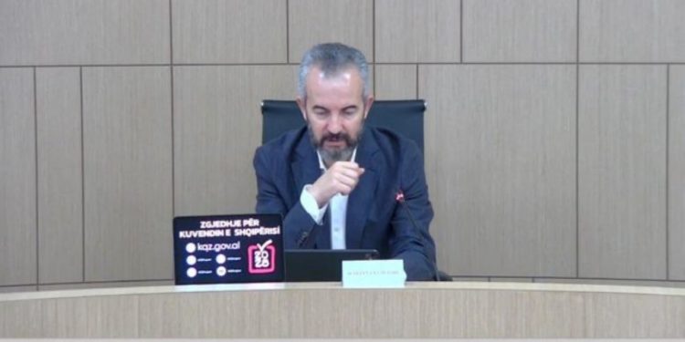 Zgjedhjet/ KQZ shpërndan mandatet për deputetët e qarkut Berat, Dibër, Shkodër dhe Vlorë