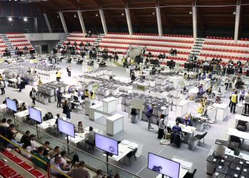 Rinumërimi i votave për qarkun e Tiranës/ 40 kuti ende të panumëruara, debate mes përfaqësuesve të partive politike dhe KAS