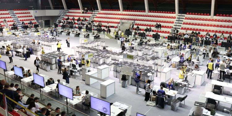 Rinumërimi i votave për qarkun e Tiranës/ 40 kuti ende të panumëruara, debate mes përfaqësuesve të partive politike dhe KAS