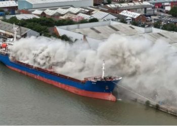 VIDEO/ Shtëllunga të mëdha tymi, flakët ‘përpijnë’ një anije mallrash! Autoritetet në alarm: Banorët të mbajnë dritaret e banesave mbyllur