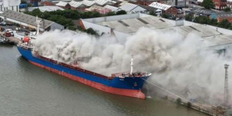 VIDEO/ Shtëllunga të mëdha tymi, flakët ‘përpijnë’ një anije mallrash! Autoritetet në alarm: Banorët të mbajnë dritaret e banesave mbyllur