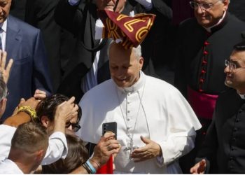 VIDEO+FOTO/ Incidenti në vizitën e Papës në Romë, kreu i Kishës Katolike Romake goditet me shall në kokë