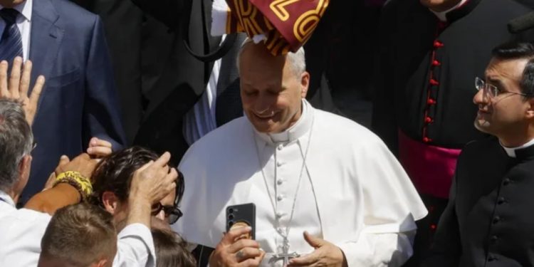 VIDEO+FOTO/ Incidenti në vizitën e Papës në Romë, kreu i Kishës Katolike Romake goditet me shall në kokë