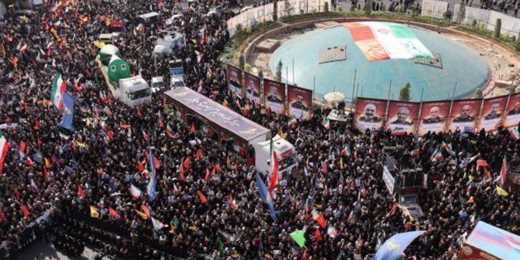 Rreth 60 oficerë të lartë dhe shkencëtarë bërthamorë u vranë nga sulmet izraelite, në Iran mbahen funeralet e tyre publike