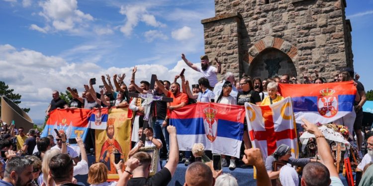 Serbët festojnë Vidovdanin në Gazimestan, Kurti: Grupe të tilla tradicionalisht kanë qenë provokuese, janë kundër vlerave demokratike dhe europiane