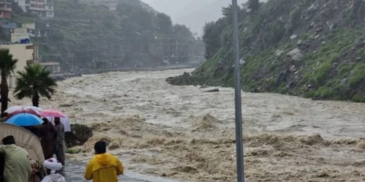 24 të vdekur nga shirat e rrëmbyeshëm dhe përmbytjet në Pakistan