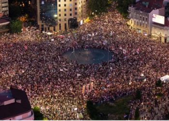 VIDEO/ Nuk ndalen serbët/ Mijëra protestues u bashkohen studentëve në qendër të Beogradit, incidente të dhunshme me policinë 