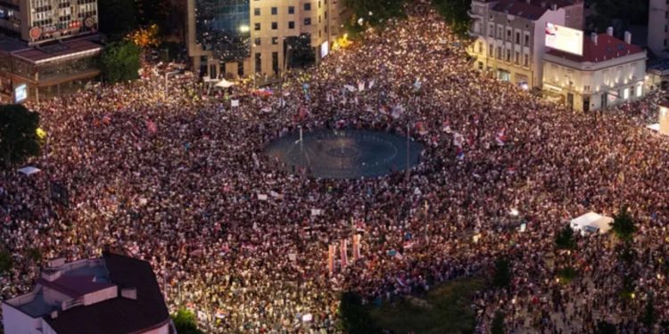VIDEO/ Nuk ndalen serbët/ Mijëra protestues u bashkohen studentëve në qendër të Beogradit, incidente të dhunshme me policinë