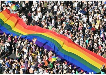 Budapest Pride shndërrohet në një protestë kundër Orbanit/ Deri në 200 mijë njerëz në rrugë, duke sfiduar ndalimet dhe kamerat e mbikëqyrjes