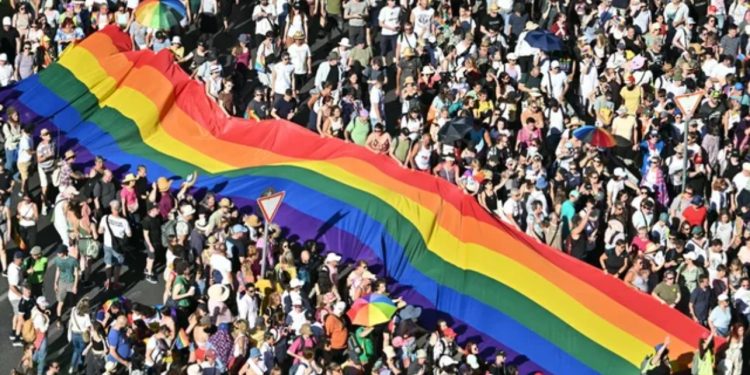 Budapest Pride shndërrohet në një protestë kundër Orbanit/ Deri në 200 mijë njerëz në rrugë, duke sfiduar ndalimet dhe kamerat e mbikëqyrjes