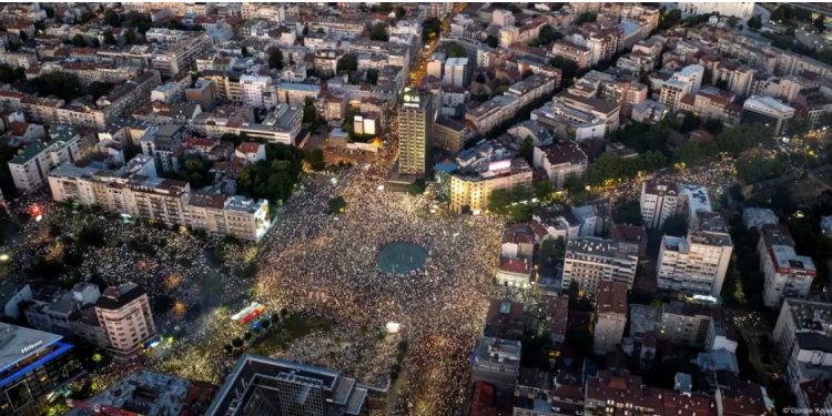 Demonstrata, dhunë dhe të arrestuar në Beograd, ja çfarë ndodhi në protestën e së shtunës