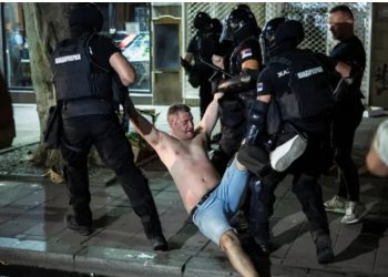 Protesta antiqeveritare në Serbi/ Policia përleshet me protestuesit, përdor gaz lotsjellës dhe granata zhurmuese