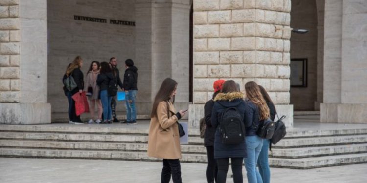 Të rinjtë lënë Shqipërinë në kërkim të një të ardhmeje më të qëndrueshme