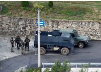 “Kërkojmë dorëzimin e Radoiçiç dhe 44 të tjerëve”, Kurti: Të akuzuarit për sulmin e Banjskës, më afër Vuçiç sesa mbrojtja e tij e afërt