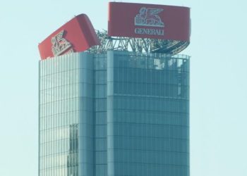 VIDEO/ Alarm në Milano/ Reklama mbi ndërtesën 44 katëshe rrezikon të bjerë, autoritetet marrin masat, mbyllet çdo gjë rreth rrokaqiellit Hadid