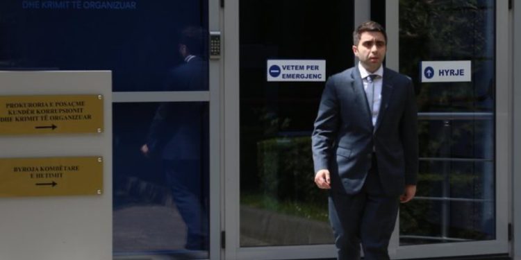 Dyshime për abuzime me tendera/ GJKKO cakton masën “detyrim paraqitje” ndaj Jonaid Myzyrit