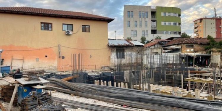 FOTO/ Ish-futbollisti i Kombëtares denoncon: Ndërtimi ngjitur me banesën më ka bllokuar dritaret! Do ta ndjek çështjen në të gjitha institucionet