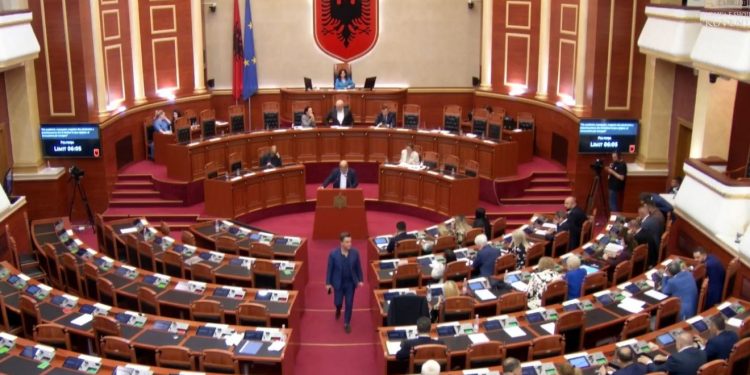 FOTO/ Rama kthehet në Kuvend pas disa muajsh mungese, merr pjesë në votimet e projektligjeve