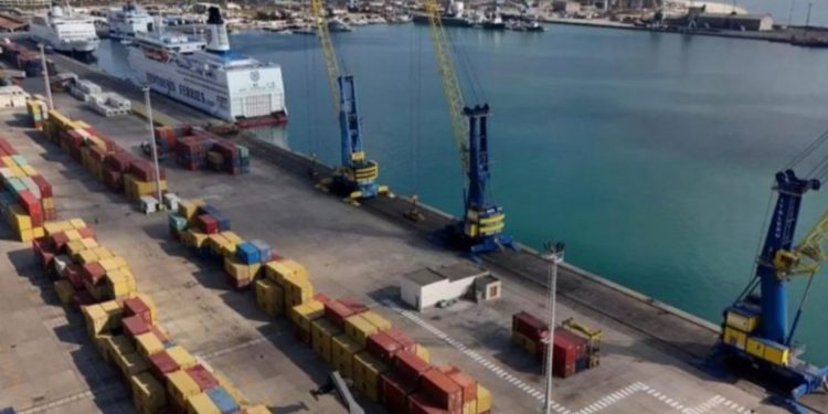 Reportazhi i Radios Publike franceze: Droga nga Porti i Durrësit dhe paratë e pista që pastrohen në kulla në Tiranë