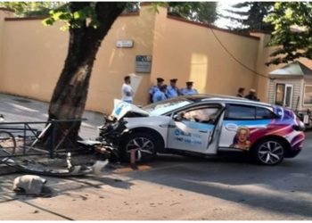 Aksident në Tiranë pranë ambasadës amerikane, taksia përplaset me kangjellat anësore dhe pemën