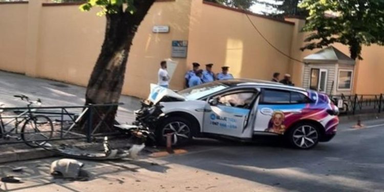 Aksident në Tiranë pranë ambasadës amerikane, taksia përplaset me kangjellat anësore dhe pemën