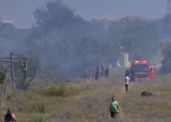 Zjarri në Kuçovë alarmon banorët, flakët rrezikonin 5 puse nafte dhe banesat, zjarrfikësit vendosin nën kontroll situatën