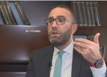 “Neni Basha i padrejtë”/ Gazmend Bardhi ofron besnikëri, i prerë kundër largimit të Berishës!