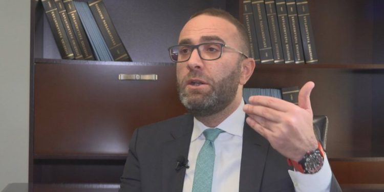 “Neni Basha i padrejtë”/ Gazmend Bardhi ofron besnikëri, i prerë kundër largimit të Berishës!