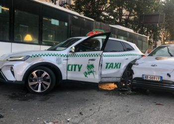 Aksident i trefishtë në Laprakë/ Taksia përplaset me urbanin dhe makinën e policisë, plagosen dy persona