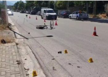 Aksident në Berat/ Makina përplas 82-vjeçarin me biçikletë, shoferi largohet nga vendi i ngjarjes